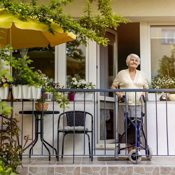 Femme locataire AIS senior sur balcon